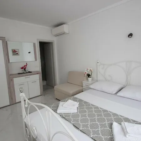 Oda ve Kahvaltı Emmina 3*